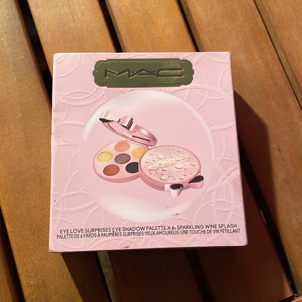 MAC Eye Love Surprises Eyeshadow Palette